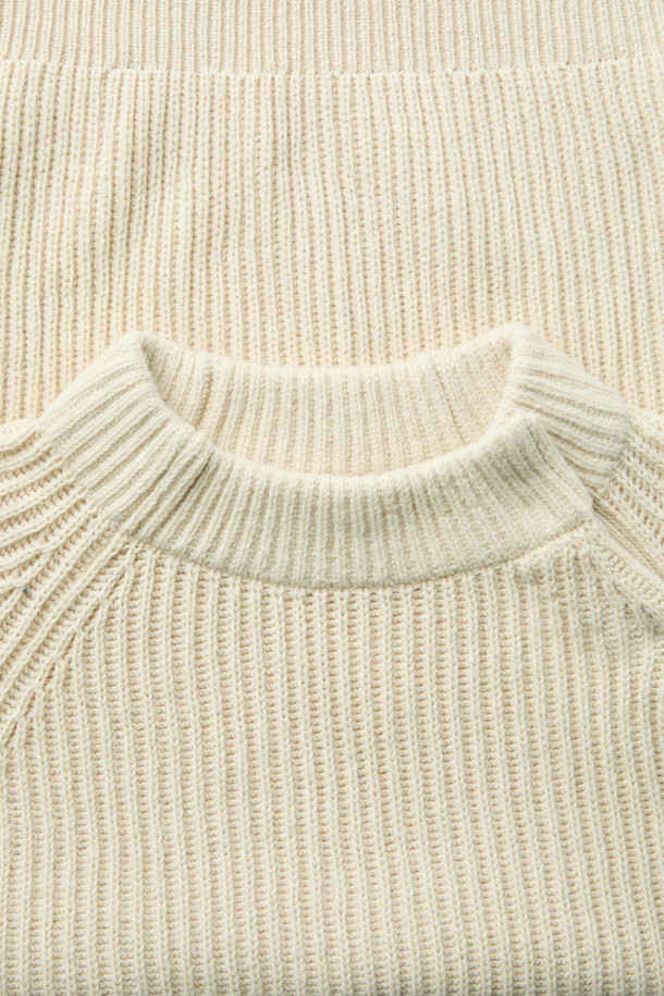 [epigram여성] 넥 슬릿 니트는 가을과 겨울, 캐주얼하고 베이직한 스타일을 연출하는 여성용 니트입니다. 아이보리, 베이지 두 가지 색상으로 제공되며, 넥 슬릿 디테일이 특징입니다. 두꺼운 두께감과 부드러운 촉감의 면 소재로 제작되었으며, 래글런 소매와 볼륨감 있는 소매 디자인이 돋보입니다. 레귤러핏에 리브 조직 밑단, 블루종 실루엣으로 편안하면서도 세련된 핏을 선사합니다. 겨울 데일리룩, 카페룩, 집콕룩 등 다양한 TPO에 활용하기 좋은 아이템입니다.
