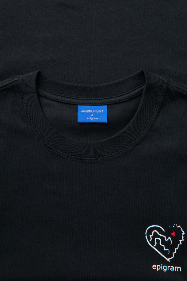 안동 탈춤 페스티벌의 흥겨움을 담아낸 블랙 컬러의 남녀공용 반팔 티셔츠입니다. 부드러운 면 소재로 제작되어 편안한 착용감을 선사하며, 봄, 여름 계절에 시원하게 즐길 수 있습니다. 캐주얼하면서도 키치한 스타일을 연출하며, 하트 형태의 안동 지도 그래픽과 하회탈 그래픽, 라바 나염 처리가 유쾌한 포인트를 더합니다. 오버핏 레귤러 기장으로 제작되었으며, 하트 자수 디테일이 돋보입니다. M, L 사이즈로 구성되어 있어, 동네 마실룩으로 편안하게 착용하기 좋습니다.
