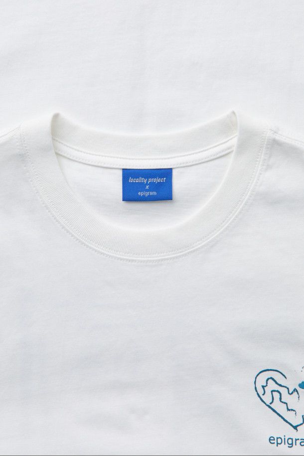 안동 탈춤 페스티벌의 흥겨움을 담아낸 오버핏 반팔 티셔츠입니다. 부드러운 면 소재로 제작되어 편안한 착용감을 선사하며, 봄, 여름 계절에 시원하게 즐기기 좋습니다. 화이트 컬러 바탕에 하트 형태의 안동 지도 그래픽, 하회탈 그래픽, 라바 나염 프린팅과 하트 자수 디테일이 돋보이는 캐주얼 스타일의 티셔츠입니다. 동네 마실룩, 여행룩, 봄 소풍룩 등 다양한 TPO에 활용 가능하며, M, L 두 가지 사이즈로 만나보실 수 있습니다. 미니멀, 스트리트 스타일을 선호하는 분들께 추천합니다.
