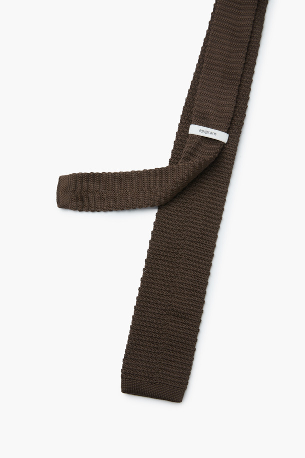 세련된 브라운 솔리드 니트 타이는 남성분들을 위한 고급스러운 스타일을 완성합니다. 폴리에스터와 니트 소재로 제작되어 톡톡한 촉감과 뛰어난 내구성을 자랑하며, 관리가 용이하여 실용적입니다. 오피스룩, 비즈니스 캐주얼, 회의룩 등 다양한 TPO에 활용 가능하며, 클래식, 캐주얼, 미니멀 스타일을 모두 아우르는 디자인입니다. 솔리드 니트 패턴은 어떤 룩에도 포인트를 더하여 세련된 이미지를 연출합니다.
