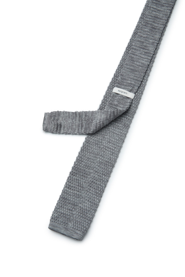 멜란지 니트 타이는 부드러운 톡톡한 촉감이 특징인 남성용 넥타이입니다. 멜란지 그레이 컬러의 니트 소재로 제작되어 사계절 내내 활용 가능하며, 캐주얼, 베이직 스타일을 선호하는 분들께 적합합니다. 출근룩, 비즈니스 캐주얼, 오피스룩 등 다양한 TPO에 매치하여 스타일리시하게 연출할 수 있습니다. 내구성이 우수하여 오래 사용할 수 있으며, 관리가 용이하여 실용적입니다. 캐주얼, 클래식, 미니멀 스타일을 즐겨 입는 분들께 추천합니다.
