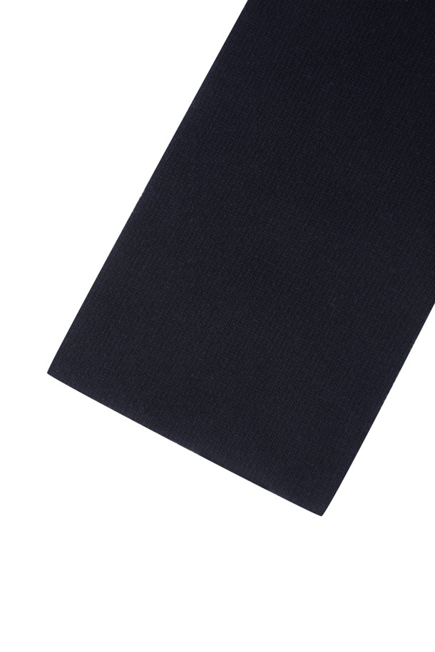 네이비와 블루 양면 배색으로 세련된 멋을 더한 홀 머플러입니다. 울과 캐시미어 소재를 사용하여 부드러운 촉감과 뛰어난 보온성을 제공하며, 72cm 기장으로 다양한 스타일 연출이 가능합니다. 홀 디테일이 디자인 포인트로, 고정하여 착용할 수 있어 실용적입니다. 가을, 겨울철 데일리룩, 산책룩, 데이트룩 등 어떤 스타일에도 잘 어울리는 베이직한 무드의 머플러입니다.
