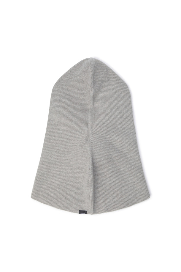 울과 캐시미어 소재로 제작되어 부드러운 촉감을 선사하는 니트 바라클라바입니다. 깊은 모자 깊이와 두꺼운 두께로 뛰어난 보온성을 제공하며, 겨울철 추위로부터 얼굴 전체를 포근하게 감싸줍니다. 넥 라인이 여유롭게 디자인되어 아우터 안팎으로 자유롭게 착용 가능하며, 무지 디자인으로 미니멀, 클래식, 캐주얼 등 다양한 스타일과 매치하기 좋습니다. 남녀 모두 착용 가능한 디자인으로, 활용도 높은 겨울철 필수 아이템입니다.
