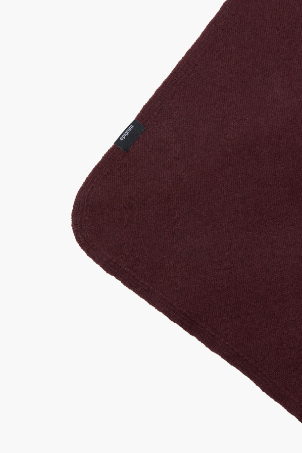 부드러운 울과 캐시미어 혼방 소재로 제작된 삼각 머플러입니다. 와인 컬러의 무지 디자인으로, 가을과 겨울철 데일리룩에 따뜻함과 스타일을 더해줍니다. 얇은 두께감으로 답답함 없이 착용 가능하며, 보온 기능을 갖춰 실용적입니다. 삼각형 형태로 헤어 스카프 또는 레이어드 악세사리로도 활용할 수 있어 다양한 스타일 연출이 가능합니다. 클래식, 미니멀, 캐주얼 등 어떤 스타일에도 잘 어울리는 베이직 아이템입니다.
