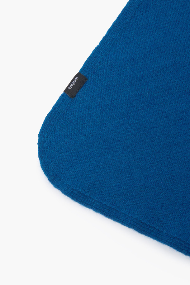 부드러운 촉감의 울과 캐시미어 혼방 소재로 제작된 삼각 머플러입니다. 가을, 겨울 시즌 데일리룩에 따뜻함과 스타일을 더해줄 베이직한 디자인의 무지 머플러입니다. 넉넉한 사이즈감으로 머플러, 헤어 스카프, 레이어드 악세사리 등 다양하게 활용 가능하여 활용도가 높습니다. 클래식, 미니멀, 캐주얼 등 어떤 스타일에도 잘 어울리며, 겨울철 산책룩, 카페룩에도 포인트를 줄 수 있습니다. 시원한 블루 컬러가 세련된 느낌을 더합니다.
