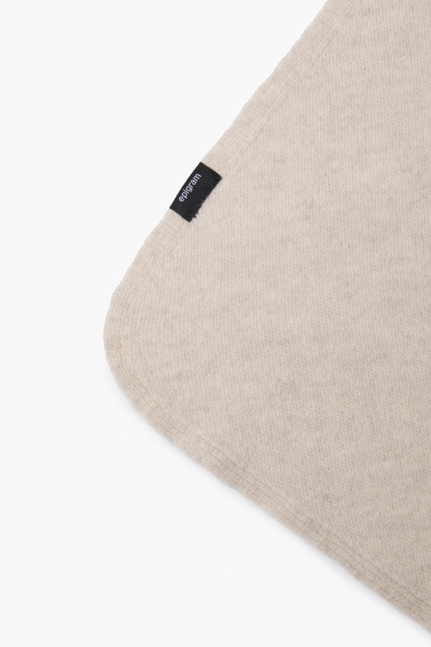 부드러운 울과 캐시미어 소재로 제작되어 포근한 착용감을 선사하는 삼각 머플러입니다. 가을, 겨울 시즌에 어울리는 얇은 두께감으로, 보온성을 유지하면서도 답답함 없이 착용할 수 있습니다. 베이직한 디자인과 무지 패턴으로 어떤 스타일에도 잘 어울립니다. 삼각형 형태로, 머플러, 헤어 스카프, 레이어드 악세사리 등 다채로운 연출이 가능합니다. 겨울 데일리룩, 산책룩, 여행룩 등 다양한 TPO에 맞춰 클래식, 미니멀, 캐주얼 무드로 활용해보세요. 3가지 컬러로 구성되어 취향에 따라 선택할 수 있습니다.
