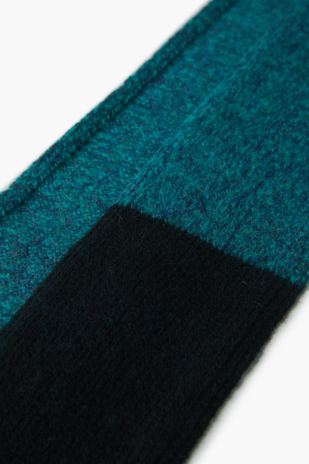 가을, 겨울 시즌을 위한 포근한 롱 니트 스카프입니다. 울과 캐시미어 블렌드 소재로 제작되어 부드러운 촉감과 뛰어난 보온성을 자랑합니다. 블랙, 블루 두 가지 색상으로 출시되어 어떤 룩에도 쉽게 매치할 수 있습니다. 얇은 두께감과 롱 기장으로 다양한 스타일 연출이 가능하며, 베이직한 디자인에 포인트 배색이 더해져 세련된 포인트를 더합니다. 겨울 데일리룩, 산책룩, 여행룩 등 다양한 TPO에 활용해보세요.
