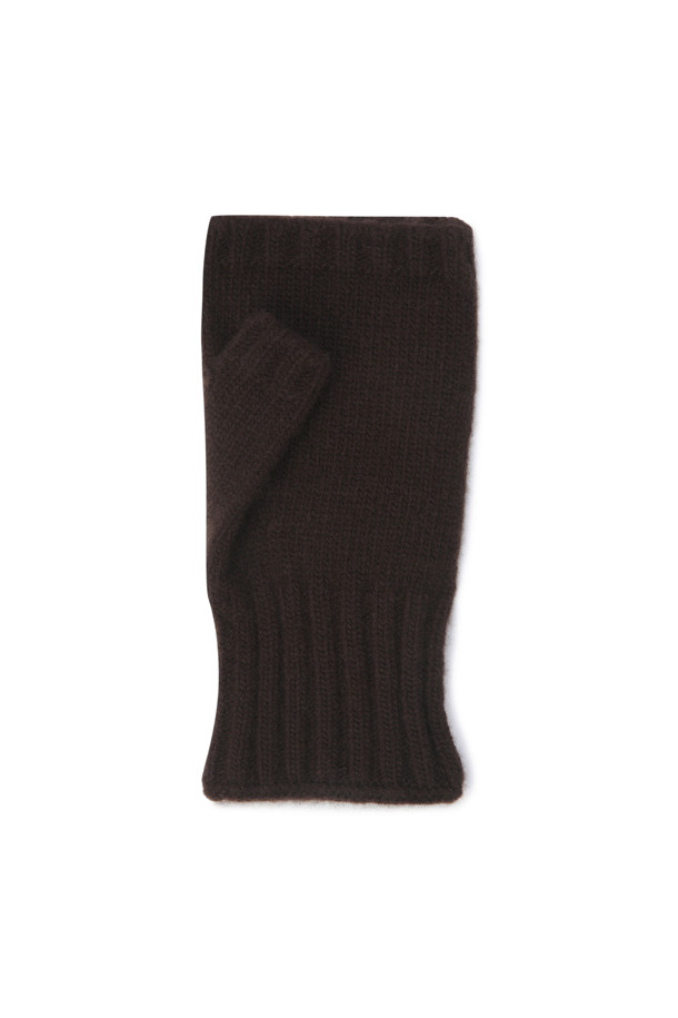 부드러운 울과 캐시미어 소재로 제작되어 포근함을 선사하는 브라운 컬러의 니트 워머 장갑입니다. 겨울철 추위를 막아주는 두꺼운 두께감과 부드러운 촉감으로 편안하게 착용할 수 있으며, 핸드워머 형태로 디자인되어 활동성을 높였습니다. 스마트폰 터치가 가능하여 실용적이며, 무지 디자인으로 어떤 룩에도 쉽게 매치할 수 있습니다. 베이직한 스타일로 겨울 데일리룩, 산책룩, 집콕룩 등 다양한 TPO에 활용 가능하며, 니트 비니와 함께 세련된 스타일을 연출해보세요. 미니멀, 클래식, 캐주얼 등 다양한 스타일(무드)에 잘 어울립니다.

