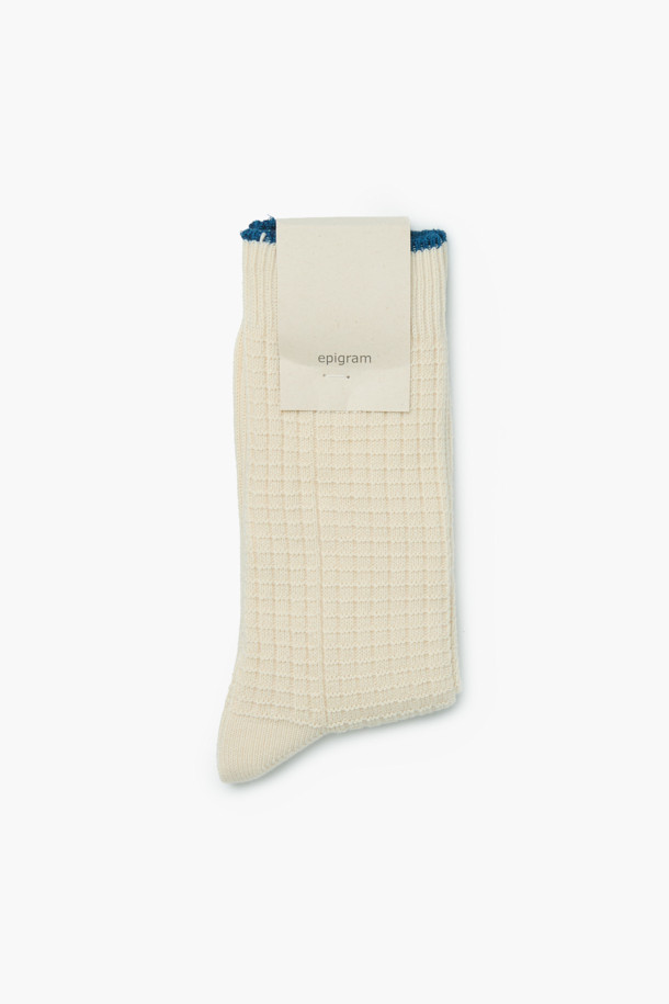 FW 와플 니트 양말은 부드러운 코튼 혼방 소재로 제작되어 편안한 착용감을 선사합니다. 와플 조직감과 발목 위 기장으로 포근함과 스타일리시함을 동시에 갖췄습니다. 베이지와 블루 두 가지 색상으로 출시되어 다양한 룩에 매치하기 용이하며, 배색 라인 디테일이 돋보입니다. 일상생활은 물론, 산책룩과 같은 편안한 TPO에 캐주얼, 미니멀, 클래식 스타일을 더해 센스 있는 룩을 연출해보세요. 사계절 내내 활용 가능한 실용적인 아이템입니다.
