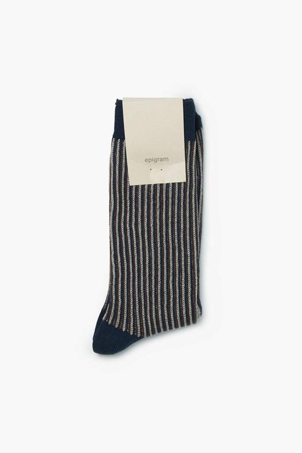 FW 컬러 스트라이프 양말은 네이비와 그레이 3가지 컬러 조합으로 제작되어 데일리하게 착용하기 좋은 양말입니다. 발목 위 기장의 중간 두께감으로 사계절 내내 활용할 수 있으며, 부드러운 촉감과 신축성 있는 소재로 편안한 착용감을 선사합니다. 캐주얼, 미니멀, 클래식 등 다양한 스타일을 소화하며, 동네 마실룩이나 집콕룩에 매치하기 좋습니다. 면과 혼방 소재로 제작되어 내구성이 뛰어나고 관리가 용이합니다.
