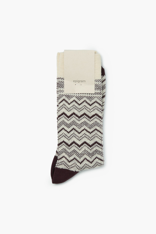 FW 페어아일 양말은 가을, 겨울 시즌에 어울리는 공용 양말입니다. 부드러운 면 소재로 제작되어 편안한 착용감을 선사하며, 발목 위까지 올라오는 기장으로 따뜻하게 발을 감싸줍니다. 아이보리, 브라운 두 가지 색상으로 제공되며, 페어아일 무늬가 돋보여 캐주얼, 클래식, 미니멀 스타일 모두에 잘 어울립니다. 집콕룩, 가을 나들이룩, 겨울 데일리룩 등 다양한 TPO에 활용하기 좋습니다.
