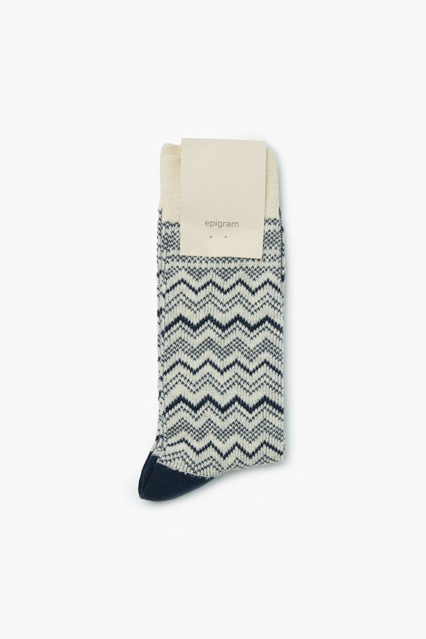 FW 페어아일 양말은 가을, 겨울철 따뜻하고 포근하게 발을 감싸주는 양말입니다. 아이보리, 네이비 두 가지 색상으로 출시되어 어떤 룩에도 매치하기 용이합니다. 부드러운 촉감의 면 혼방 소재로 제작되었으며, 페어아일 패턴이 돋보이는 디자인입니다. 발목 위로 올라오는 기장으로 보온성을 높였으며, 신축성이 있어 편안한 착용감을 선사합니다. 캐주얼, 미니멀, 클래식 스타일의 겨울 데일리룩, 산책룩, 집콕룩에 활용하기 좋습니다.
