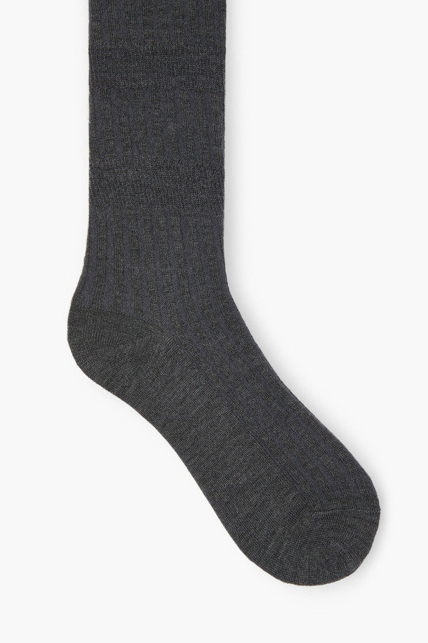 [epigram(에피그램) 여성] 코튼 니삭스는 부드러운 코튼 소재로 제작되어 겨울철 따뜻함을 선사하는 니삭스입니다. 다크 브라운과 그레이 두 가지 색상으로 출시되었으며, 변형 립 조직과 서로 다른 간격의 립 조직 배치가 특징입니다. 신축성이 뛰어나 편안한 착용감을 제공하며, 두꺼운 두께감으로 보온성을 높였습니다. 베이직한 스타일로 캐주얼, 미니멀, 클래식 룩에 모두 잘 어울리며, 겨울 데일리룩, 집콕룩, 산책룩 등 다양한 TPO에 활용하기 좋습니다. 흘러내림 방지 기능으로 활동성을 높였습니다.
