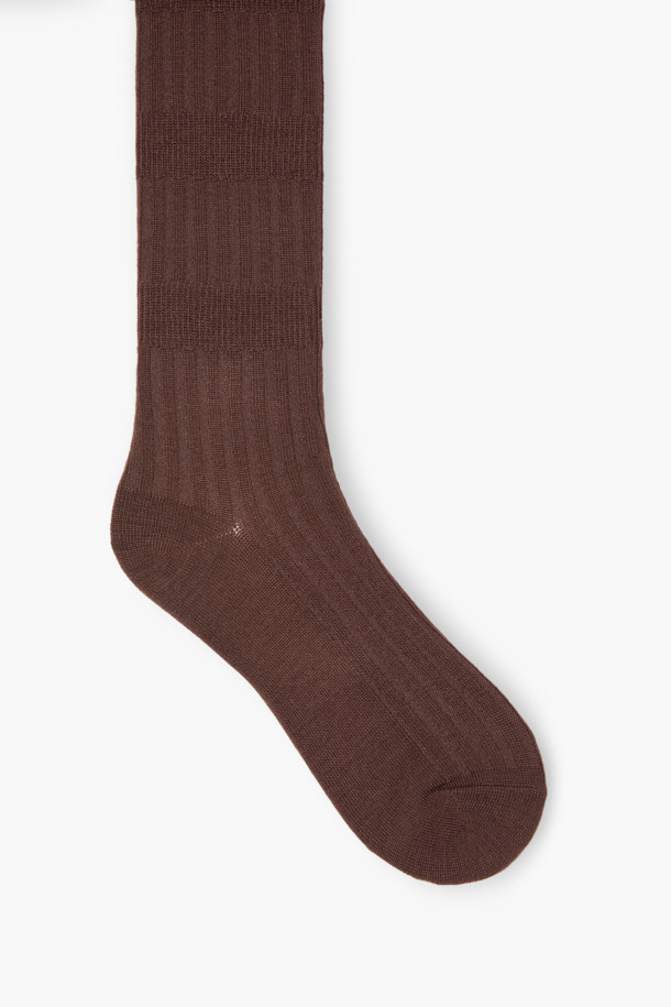 [epigram 여성] 코튼 니삭스는 가을, 겨울 시즌에 착용하기 좋은 여성 니삭스입니다. 부드러운 면 소재로 제작되어 흡습성이 뛰어나고, 다크 브라운과 그레이 두 가지 색상으로 제공됩니다. 변형 립 조직 디자인과 서로 다른 간격의 립 조직 교차 배치를 통해 베이직하면서도 세련된 스타일을 연출합니다. 두꺼운 두께감으로 보온성을 높였으며, 흘러내림을 방지하는 디자인으로 편안하게 착용할 수 있습니다. 데일리룩, 집콕룩, 산책룩 등 다양한 TPO에 미니멀, 클래식, 캐주얼 무드로 활용하기 좋습니다.
