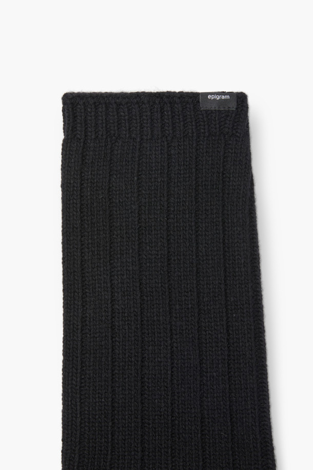 [epigram(에피그램) 여성] 메리노 울 레그 워머는 포근함을 더하는 가을, 겨울 필수 아이템입니다. 메리노 울 100% 소재로 제작되어 부드러운 촉감과 뛰어난 보온성을 자랑하며, 루즈핏 디자인으로 편안하게 착용할 수 있습니다. 무릎 아래까지 따뜻하게 감싸주는 긴 기장에 옆선 트임 디테일을 더해 활동성을 높였으며, 신발 위까지 덮어 더욱 따뜻하게 연출할 수 있습니다. 베이직한 골지 패턴과 블랙, 브라운 두 가지 색상으로 출시되어 클래식, 미니멀, 캐주얼 등 다양한 스타일과 쉽게 매치할 수 있습니다. 겨울 데일리룩, 산책룩, 집콕룩 등 어떤 TPO에도 잘 어울리는 활용도 높은 레그 워머입니다.
