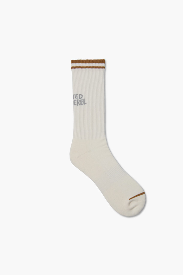 고등어 아트웍 양말은 발목 위 기장으로 제작되어 편안한 착용감을 선사합니다. 부드러운 촉감의 면 혼방 소재로 제작되었으며, 사계절 내내 활용하기 좋습니다. 화이트와 브라운 두 가지 색상으로 출시되었으며, 일상생활에서 캐주얼, 미니멀, 클래식 스타일을 연출하기 용이합니다. 특히, 고등어 아트웍 디자인과 레터링 프린트가 돋보이는 유니크한 아이템입니다. 발바닥 파일지 사양으로 편안함을 더했으며, 집콕룩, 동네 마실룩, 산책룩에 매치하기 좋습니다.
