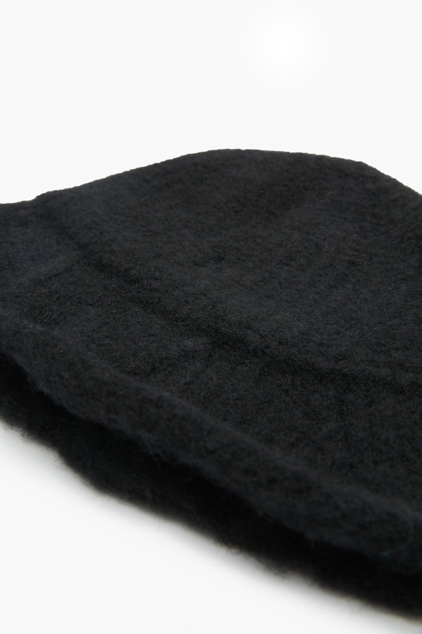 부드러운 알파카와 울 혼방 소재로 제작된 여성 니트 버킷햇입니다. 깊은 모자 깊이와 일반 챙 넓이, 두꺼운 두께감으로 겨울철 보온성을 높여줍니다. 무지 디자인의 블랙 컬러로 어떤 스타일에도 쉽게 매치할 수 있습니다. 포근하고 폭신한 촉감과 눌러쓰기 좋은 핏으로 편안하게 착용 가능하며, 클래식, 미니멀, 캐주얼 스타일의 겨울 데일리룩, 산책룩, 데이트룩에 트렌디함을 더해줍니다.
