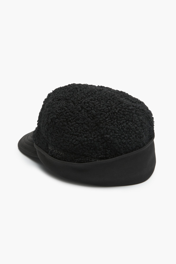 플리스 이어머프 캡은 겨울철 추위로부터 따뜻하게 보호해 주는 공용 모자입니다. 부드러운 플리스 소재와 두꺼운 두께로 제작되어 뛰어난 보온성을 제공하며, 귀를 감싸는 디자인으로 더욱 포근한 착용감을 선사합니다. 블랙 컬러에 로고 자수 디테일이 더해져 캐주얼, 미니멀, 클래식 스타일 어디에도 잘 어울립니다. 일상, 산책, 동네 마실 등 다양한 겨울철 데일리룩에 활용하기 좋으며, 볼캡 스타일로 편안하게 착용할 수 있습니다.
