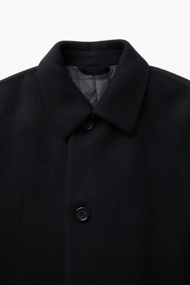 세련된 블랙 컬러의 핸드메이드 코트입니다. 울과 캐시미어 혼방 소재로 제작되어 부드러운 촉감과 뛰어난 보온성을 자랑하며, 한겨울에도 따뜻하게 착용할 수 있습니다. 롱 기장에 오버핏으로 디자인되어 미니멀하면서도 클래식한 스타일을 연출하며, 출근룩, 오피스룩, 모임룩 등 다양한 TPO에 활용 가능합니다. 뒷 슬릿, 웰트 포켓, 인포켓 디테일과 comfortemp® 패딩 안감으로 실용성을 높였습니다. 버튼 여밈 방식의 긴소매 코트로 시크한 분위기를 더해보세요.
