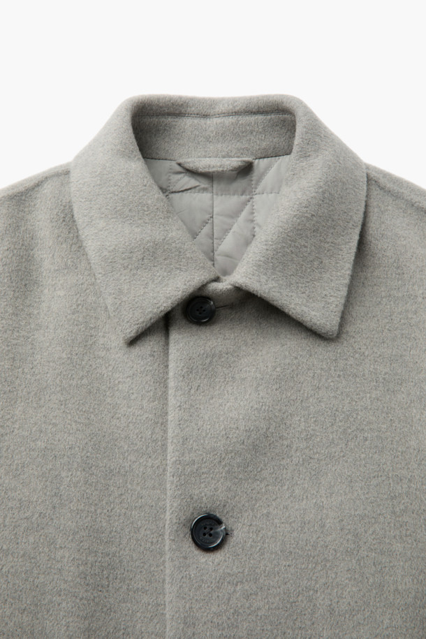 미니멀하고 세련된 무드의 핸드메이드 코트입니다. 울과 캐시미어 혼방 소재로 제작되어 부드러운 촉감과 뛰어난 보온성을 자랑하며, 겨울철에도 따뜻하게 착용할 수 있습니다. 롱 기장과 오버핏 디자인으로 편안하면서도 시크한 스타일을 연출하며, 버튼 여밈 방식과 싱글 코트 타입으로 클래식한 매력을 더했습니다. 웰트 포켓, 인포켓, 뒷 슬릿, comfortemp® 패딩 안감 디테일로 실용성을 높였으며, 오피스룩, 출근룩, 모임룩 등 다양한 TPO에 활용 가능합니다.
