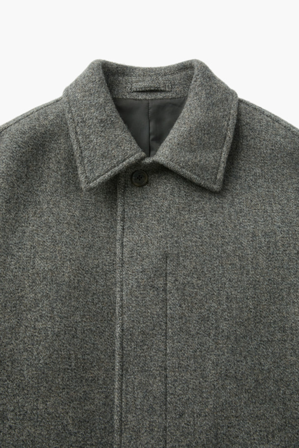 차분한 그레이 컬러의 패턴 발마칸 코트입니다. 울과 나일론 혼방 소재로 제작되어 부드러운 촉감과 함께 겨울철 따뜻함을 선사합니다. 히든 버튼과 스냅으로 여밈 방식이 간편하며, 레귤러핏으로 편안한 착용감을 제공합니다. 사이드 슬릿, 소매 버튼 비조, 넥마스크형 비조 탈부착, 히든 플래킷 등의 디테일이 돋보이며, 클래식, 모던, 캐주얼 등 다양한 스타일 연출에 활용할 수 있습니다. 겨울 데일리룩, 출근룩, 모임룩 등 TPO에 맞춰 활용 가능하며, 미니멀한 스타일을 선호하는 분들께 추천합니다.
