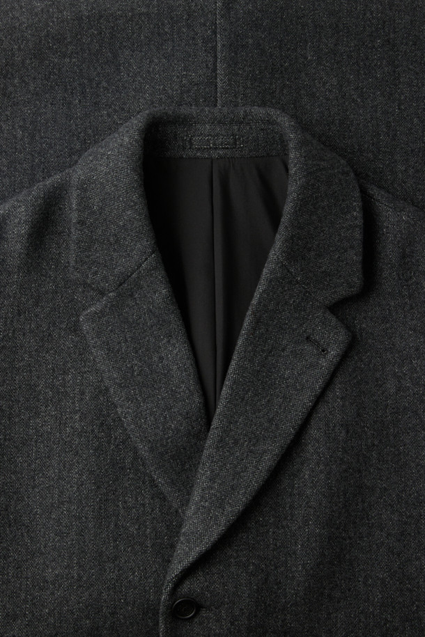 알파카 체스터 코트는 부드러운 촉감과 뛰어난 보온성을 자랑하는 겨울철 필수 아우터입니다. 클래식하고 모던한 무드를 동시에 느낄 수 있으며, 히든 버튼과 루즈핏 디자인으로 편안한 착용감을 선사합니다. 무지 패턴의 그레이 컬러로 어떤 스타일에도 쉽게 매치할 수 있으며, 오피스룩, 출근룩, 모임룩 등 다양한 TPO에 활용 가능합니다. 스티치리스 봉제, 하프라이닝, 사이드 슬릿 등의 디테일과 알파카와 울 혼방 소재는 고급스러운 분위기를 더합니다. 미니멀, 시크 스타일을 선호하는 분들께 추천합니다.
