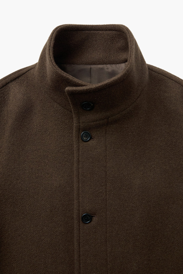 세련된 남성미를 선사하는 스탠드넥 벨티드 코트입니다. 부드러운 울 소재로 제작되어 뛰어난 촉감과 보온성을 자랑하며, 가을과 겨울 시즌에 적합합니다. 하이넥 디자인과 탈부착 가능한 허리 벨트가 클래식하면서도 세련된 스타일을 연출하며, 웰트 포켓, 뒷면 슬릿, 소매 비조 디테일이 고급스러움을 더합니다. 세미 오버핏으로 제작되어 편안한 착용감을 제공하며, 오피스룩, 비즈니스 캐주얼, 모임룩 등 다양한 TPO에 활용 가능합니다. 브라운 컬러의 무지 디자인으로 미니멀하고 클래식한 매력을 선사합니다.
