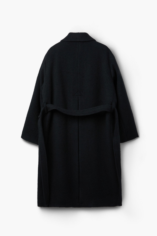 **카센티노 숄카라 벨티드 코트**는 여성스러운 실루엣을 강조하는 겨울철 필수 아우터입니다. 부드러운 울 소재의 두꺼운 카센티노 조직으로 제작되어 높은 보온성을 제공하며, 오버핏과 A라인 핏으로 편안하면서도 세련된 스타일을 연출합니다. 숄카라 디자인과 탈부착 가능한 벨트, 웰트 포켓, 뒤쪽 맞주름 디테일이 특징이며, 클래식, 미니멀, 시크한 스타일을 즐기는 분들께 오피스룩, 출근룩, 모임룩으로 추천합니다. 긴 소매 기장과 맥시 기장으로 우아함을 더하며, 블랙 컬러는 어떤 옷에도 잘 어울려 활용도가 높습니다.
