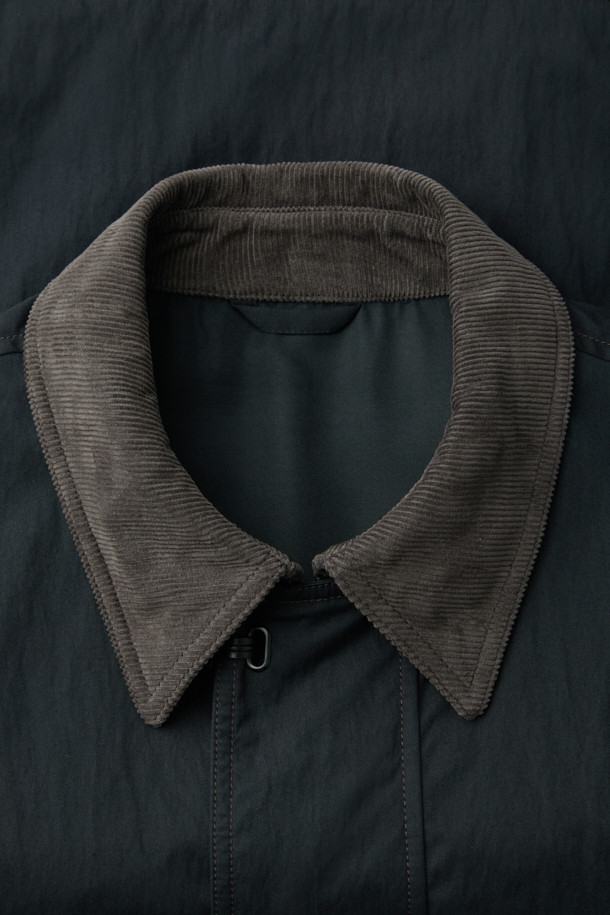 "크링클 TOOK 재킷"은 간절기에 착용하기 좋은 캐주얼 스타일의 자켓입니다. 블랙 컬러의 무지 디자인으로, 출근룩과 모임룩 등 다양한 TPO에 활용할 수 있습니다. 오버핏으로 편안한 착용감을 선사하며, 카라 부분의 코듀로이 배색과 크링클 텍스처가 특징입니다. 스냅과 지퍼 이중 여밈 방식으로, 가슴 사선 포켓과 하단 입체 포켓으로 실용성을 더했습니다. 드로우스트링 밑단으로 핏 조절이 가능합니다.
