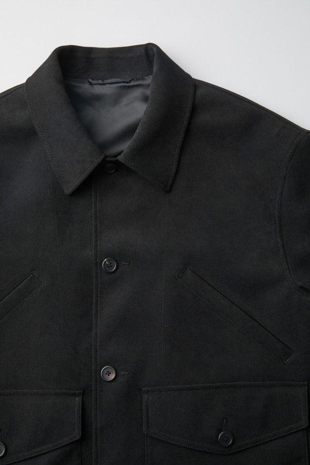 네이비 컬러의 스웨이드 초어 재킷입니다. 부드러운 촉감의 스웨이드 소재로 제작되어 봄, 가을에 착용하기 좋으며, 루즈핏으로 편안한 착용감을 선사합니다. 클래식, 미니멀, 시크 스타일을 연출하기에 적합하며, 데이트룩과 비즈니스 캐주얼에 활용하기 좋습니다. 가슴 사선 주머니, 하단 플랩 포켓, 소매 끝단 버튼, 드로우스트링 등의 디테일이 돋보이는 디자인입니다. 버튼 여밈 방식의 레귤러 기장으로, 다양한 스타일링에 활용할 수 있습니다.
