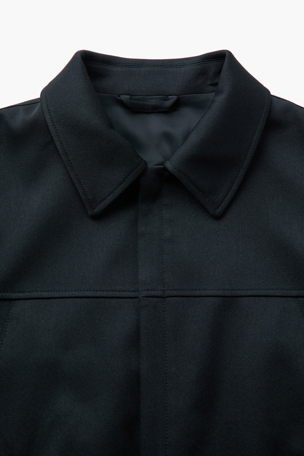 **블랙 집업 블루종 재킷(set-up)**은 간절기에 적합한 남녀 공용 아우터입니다. 발수 기능이 있어 실용적이며, TRABEST 소재로 제작되어 부드러운 촉감과 탄탄한 내구성을 자랑합니다. 세련된 무드의 무지 디자인으로, 출근룩이나 데이트룩 등 다양한 TPO에 활용할 수 있습니다. 히든 지퍼와 스냅 버튼 여밈 방식으로 깔끔함을 더했으며, 밑단 턱 디테일과 소매단 버튼, 양옆 스냅 버튼 포켓으로 포인트를 주었습니다. 셋업으로 구성되어, 미니멀, 클래식, 시크 스타일을 연출하기 좋습니다.
