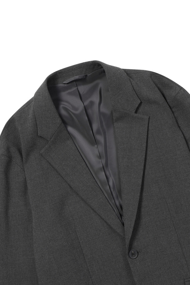 데일리 블레이저 (set-up)는 남성을 위한 베이직하고 포멀한 스타일의 블레이저 셋업입니다. 차콜 컬러의 무지 디자인으로, 봄, 가을 시즌에 적합하며, 일상 및 비즈니스 용도로 활용 가능합니다. 싱글 버튼 여밈, 레귤러 기장의 데일리핏으로 제작되었으며, 스판 소재를 사용하여 부드러운 촉감을 선사합니다. 노치드 라펠과 뒷면 슬릿 디테일이 있으며, 셋업으로 출시되어 오피스룩, 비즈니스 캐주얼, 회의룩 등 다양한 TPO에 맞춰 클래식하고 미니멀한 스타일을 연출할 수 있습니다.
