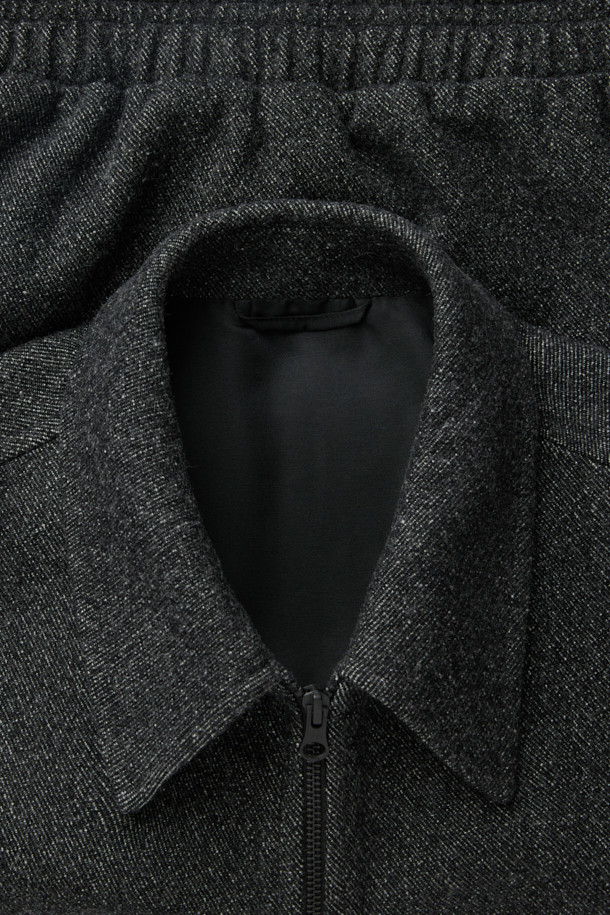 세련된 무드를 연출하는 울 투톤 블루종 재킷입니다. 베이직하고 미니멀한 디자인으로, 가을과 겨울에 따뜻하게 착용할 수 있습니다. 릴랙스 핏으로 편안함을 더하고, 드롭 숄더, 허리 뒷밴딩, 양쪽 포켓, 칼라 디테일 등의 특징을 갖추었습니다. 블랙 컬러의 트윌 패턴으로, 출근룩, 비즈니스 캐주얼, 모임룩 등 다양한 TPO에 활용 가능합니다. 클래식, 미니멀, 시크 스타일을 즐기는 분들께 추천합니다.
