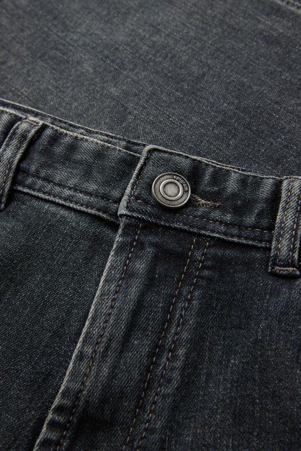 **중청 데일리핏 데님**

**데일리룩**과 **비즈니스 캐주얼** 스타일을 모두 아우르는 중청 데님입니다. 부드러운 촉감의 데님 소재에 **슬림핏**과 **데일리핏**으로 편안함을 더했습니다. **그레이** 및 **블루블랙** 두 가지 컬러로 출시되어, **사계절** 어떤 스타일에도 매치하기 좋습니다. 은은한 그레이 워싱과 **한지 소재 와펜 디테일**, **epigram 로고**가 세련된 무드를 연출하며, 스트레치 소재로 활동성을 높였습니다. **미니멀**, **클래식**, **캐주얼** 등 다양한 스타일을 즐겨보세요.
