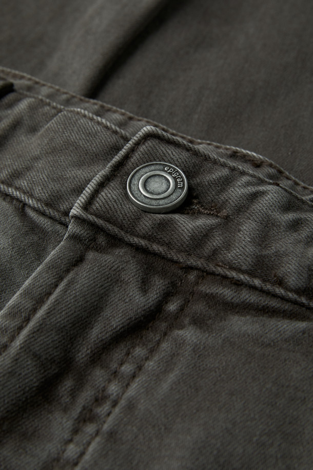 피그다잉 기모 컴포트핏 데님은 부드러운 촉감과 두꺼운 두께감으로 겨울철 따뜻하게 착용 가능한 데님 팬츠입니다. 그레이 컬러의 무지 디자인으로, 캐주얼 및 베이직 스타일을 연출하며 출근룩으로도 활용 가능합니다. 피그먼트 염색 기법, 고스트레치, 고밀도, 형태 안정성, 한지 와펜 디테일로 완성도를 높였습니다. 컴포트핏 스트레이트 핏으로 편안한 착용감을 제공하며, 기모 안감으로 보온성을 더했습니다.
