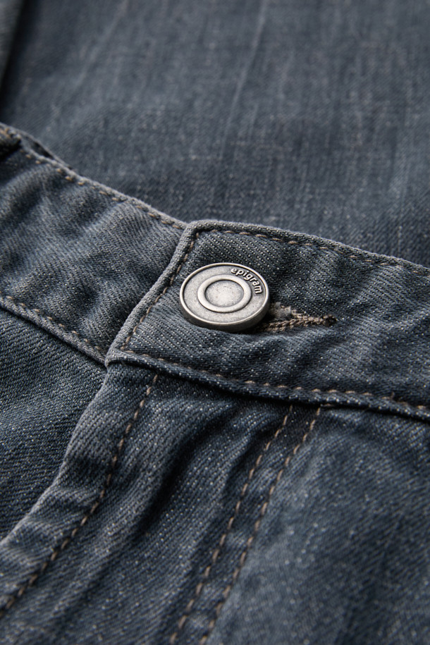 중청과 그레이 컬러가 조화롭게 어우러진 워시드 데님 팬츠입니다. 힙과 허벅지에 여유를 주어 편안한 착용감을 선사하며, 릴랙스핏과 위켄드핏으로 활동성을 높였습니다. 부드러운 데님 소재에 스트레치 기능까지 더해져 편안함을 극대화했습니다. 한지 와펜 디테일과 epigram 로고가 디자인 포인트를 더하며, 비즈니스 캐주얼부터 캐주얼, 미니멀, 클래식 스타일까지 폭넓게 활용할 수 있습니다. 긴 기장감으로 다양한 스타일 연출이 용이합니다.
