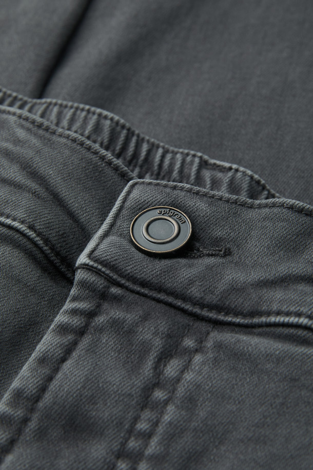 피그다잉 기모 밴딩 위켄드핏 데님은 [겨울] 시즌, [일상]과 [비즈니스] 모두 활용 가능한 데님 팬츠입니다. 부드러운 촉감의 기모 안감과 고밀도, 고스트레치 소재가 편안한 착용감을 선사하며, 밴딩 처리로 활동성을 높였습니다. '피그먼트 염색' 기법으로 빈티지한 멋을 더했으며, 배기핏과 테이퍼드 핏을 혼합한 위켄드핏으로 세련된 실루엣을 연출합니다. [그레이] 컬러의 무지 디자인으로, [캐주얼], [미니멀], [클래식] 스타일 모두 소화 가능한 활용도 높은 아이템입니다.
