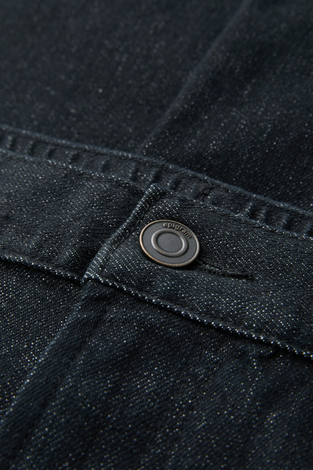 블랙 논페이드 밴딩 릴렉스핏 데님은 부드러운 촉감과 편안한 착용감을 선사하는 데님 팬츠입니다. 사계절 내내 활용 가능한 베이직하고 캐주얼한 스타일로, 릴렉스핏과 벌룬핏을 넘나드는 여유로운 핏을 자랑합니다. 물 빠짐이 적고 내구성이 뛰어나며, 바이오 워싱 처리로 자연스러운 멋을 더했습니다. 밴딩 처리로 편안함을 더했으며, 107cm의 적당한 기장으로 다양한 스타일을 연출하기 좋습니다. 동네 마실룩, 여행룩 등 편안한 TPO에 캐주얼, 미니멀, 클래식 스타일을 더해 보세요.
