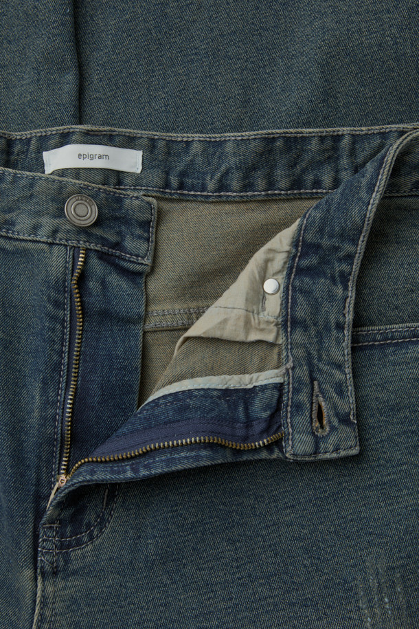 베이지 톤의 틴 워싱 릴렉스핏 데님 팬츠입니다. 사계절 내내 활용하기 좋은 이 데님 팬츠는 빈티지하면서도 트렌디한 스타일을 연출합니다. 12.5oz 중량의 데님 소재와 신축성 있는 원단으로 편안한 착용감을 선사하며, 브러쉬 디테일과 한지 와펜이 포인트로 더해졌습니다. 릴렉스핏과 벌룬핏의 조화로 자연스러운 실루엣을 완성하며, 기장은 107cm입니다. 동네 마실룩이나 여행룩 등 캐주얼한 스타일에 잘 어울립니다.
