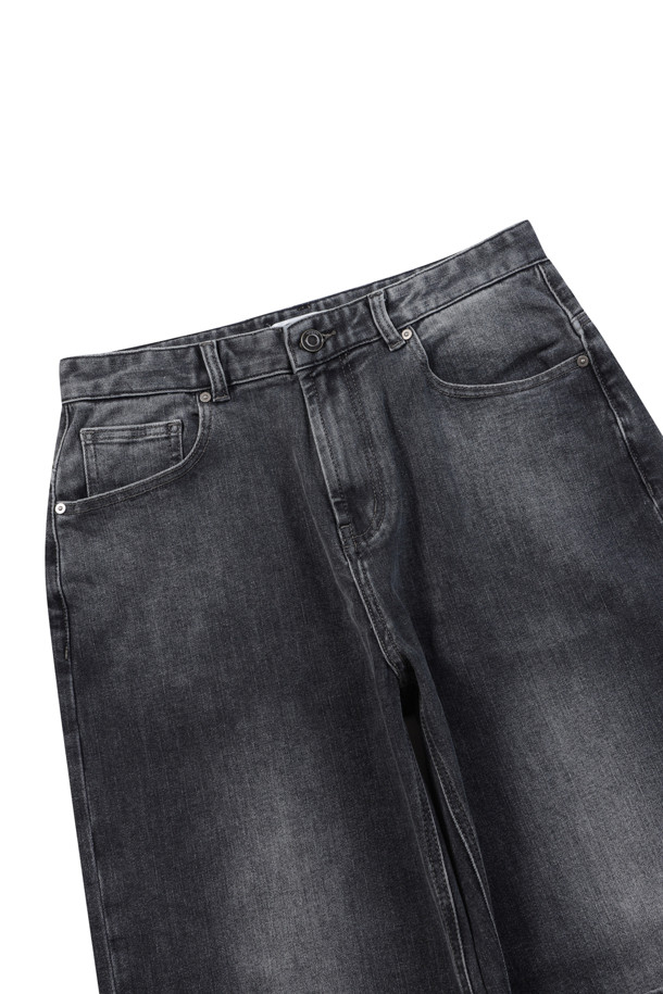 그레이 워싱 릴렉스핏 데님은 부드러운 촉감의 데님 소재로 제작되어 편안한 착용감을 선사합니다. 릴렉스핏과 벌룬핏의 여유로운 핏으로 활동성을 높였으며, 브러쉬 워싱 디테일로 자연스러운 느낌을 더했습니다. 은은한 그레이와 블루블랙 컬러로 다양한 상의와 매치하기 용이하며, 한지 와펜 디테일과 epigram 로고가 디자인의 포인트를 더합니다. 비즈니스 캐주얼 및 출근룩, 캐주얼, 미니멀, 클래식 스타일을 즐겨 입는 분들께 추천합니다. 하의 기장은 107cm이며 밴딩 처리되어 편안함을 더했습니다.
