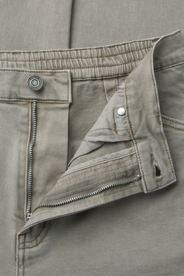 **피그다잉 베럴레그 (Barrel Leg) 밴딩 데님**은 남성 고객을 위해 디자인된 캐주얼 데님 팬츠입니다. 네추럴 컬러의 무지 디자인으로, 일상 및 비즈니스 캐주얼에 모두 활용 가능합니다. 릴랙스 핏의 베럴레그드 실루엣과 밴딩 처리로 편안한 착용감을 선사하며, 허벅지와 엉덩이 부분은 넉넉하게, 무릎 아래로는 좁아지는 디자인이 특징입니다. 피그먼트 염색 기법과 스트레치 원단을 사용하여 부드러운 촉감과 형태 안정성을 높였으며, 기장은 108cm입니다. 미니멀하고 클래식한 스타일을 추구하는 고객에게 비즈니스 캐주얼룩과 출근룩으로 추천합니다.
