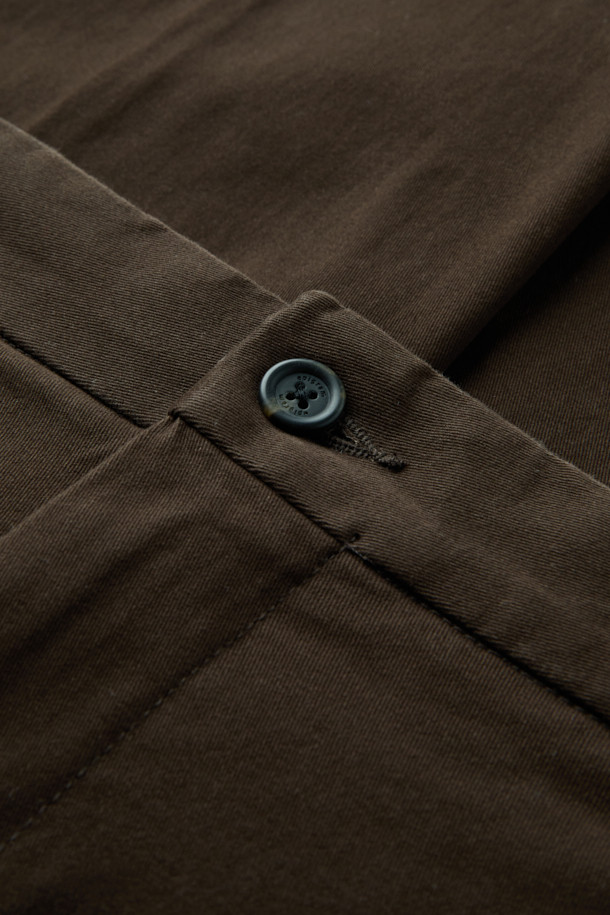 **위켄드 밴딩 치노 팬츠**는 부드러운 고밀도 코튼 소재로 제작되어 편안한 착용감을 선사합니다. 허리와 힙, 허벅지 부분에 여유를 주어 활동성을 높였으며, 밴딩 처리로 편안함을 더했습니다. 가을, 초겨울에 어울리는 베이직 스타일의 브라운 컬러 무지 치노 팬츠로, 원턱 디테일과 테이퍼드 핏이 특징입니다.  출근룩, 비즈니스 캐주얼, 가을 나들이룩 등 다양한 TPO에 활용 가능하며, 클래식, 미니멀, 캐주얼 스타일을 모두 소화합니다. 형태 안정성이 뛰어나 관리가 용이하며, 신축성 있는 소재로 편안하게 착용할 수 있습니다.
