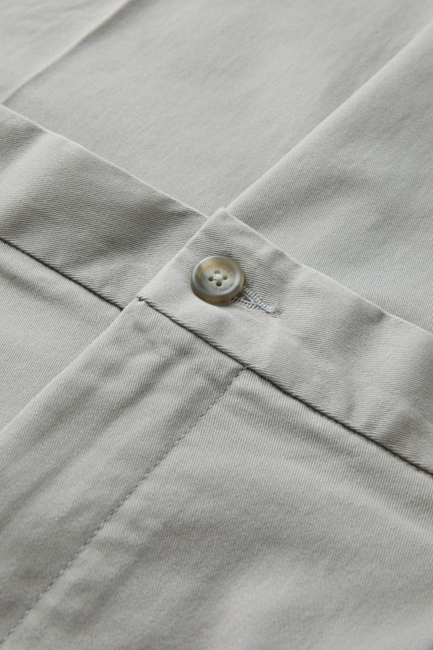 주말과 일상 모두를 아우르는 위켄드 밴딩 치노 팬츠입니다. 고밀도 코튼 소재로 제작되어 탄탄한 촉감과 형태 안정성을 자랑하며, 가을, 초겨울에 적합합니다. 베이직한 스타일의 무지 디자인에 힙과 허벅지 부분에 여유를 주어 편안한 착용감을 선사합니다. 허리 밴딩으로 활동성을 높였으며, 테이퍼드 핏으로 세련된 실루엣을 연출합니다. 비즈니스 캐주얼부터 가을 나들이룩까지, 클래식, 미니멀, 캐주얼 등 다양한 스타일을 소화해 보세요.
