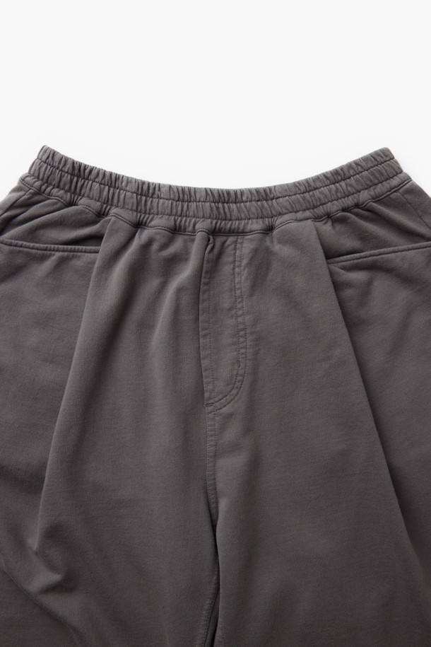 천연 다잉 스웻 반바지 (set-up)는 편안한 일상복을 위한 여름철 필수 아이템입니다. 석류와 오배자 천연 염색으로 은은하고 자연스러운 컬러감을 선사하며, 바이오 워싱 가공을 통해 부드러운 촉감을 자랑합니다. 루즈핏으로 제작되어 활동성이 뛰어나며, 턱 디테일과 스트링으로 개성 있는 연출이 가능합니다. 셋업으로 착용하여 미니멀하고 세련된 스타일을 완성할 수 있으며, 동네 마실룩, 휴가룩, 여행룩 등 다양한 TPO에 활용하기 좋습니다. 면 소재로 제작되어 편안함은 물론, 유행을 타지 않는 클래식한 매력을 더했습니다.
