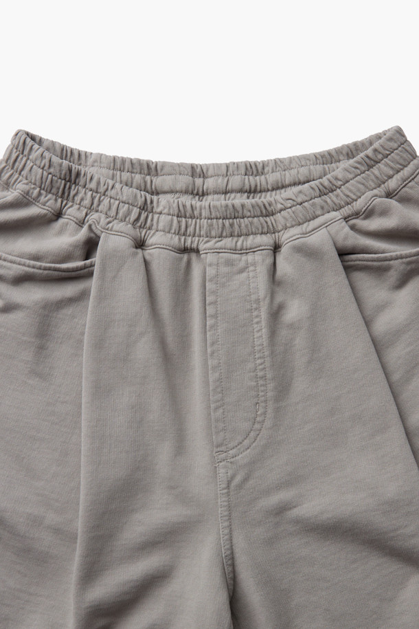 천연 다잉 스웻 반바지 (set-up)는 편안함과 스타일을 모두 갖춘 베이지 컬러의 반바지입니다. 봄, 여름 시즌에 어울리는 얇은 두께와 부드러운 촉감의 면 소재로 제작되었습니다. 미니멀하고 베이직한 디자인에 루즈핏으로 제작되어 편안한 착용감을 선사하며, 턱 디테일과 스트링, 밴딩으로 활동성을 높였습니다. 석류와 오배자 천연 염색, 바이오 워싱 가공을 거쳐 은은한 멋을 더했으며, 셋업으로도 활용 가능하여 다양한 스타일을 연출할 수 있습니다. 동네 마실룩, 여행룩, 휴가룩 등 캐주얼하고 클래식한 스타일을 완성해보세요.
