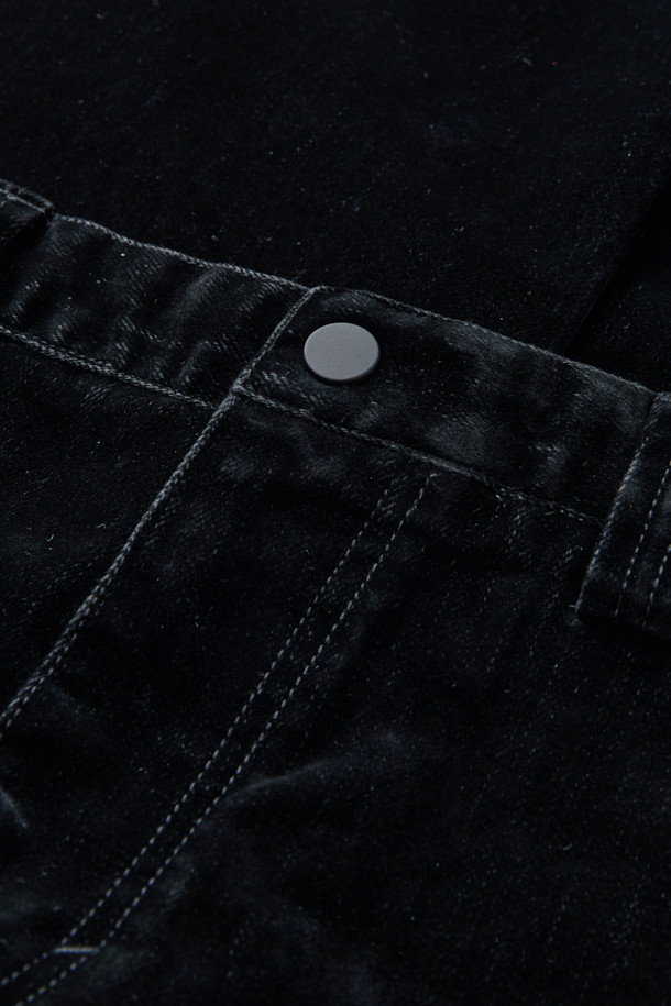 벨벳 데님 컴포트 팬츠(set-up)는 부드러운 촉감의 벨벳 광택이 돋보이는 데님 팬츠입니다. 플로킹 공정으로 제작되어 고급스러운 느낌을 더하며, 바이오 워싱 가공으로 은은한 빈티지함을 살렸습니다. 신축성 있는 스트레치 원단을 사용하여 편안한 착용감을 제공하며, 일자핏과 컴포트핏으로 어떤 스타일에도 잘 어울립니다. 뒷면 밴딩 처리로 활동성을 높였으며, 셋업으로도 활용 가능하여 겨울 데일리룩, 클래식, 미니멀, 캐주얼 스타일을 연출하기 좋습니다. 블랙 색상으로 어떤 상의와 쉽게 매치할 수 있습니다.
