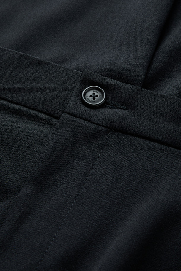 TRABEST (트라베스트) 와이드 팬츠 (set-up)는 고급스러운 무드의 슬랙스로, 간절기에 착용하기 좋습니다. 블랙 컬러의 무지 디자인으로 오피스룩, 비즈니스 캐주얼, 모임룩 등 다양한 TPO에 활용 가능합니다. TAKISADA NAGOYA사의 TRABEST 소재를 사용하여 포근한 촉감을 자랑하며, 허리 뒷면 밴딩으로 편안한 착용감을 선사합니다. 와이드핏에 투턱 디테일과 힙 포켓 절개 디테일이 더해져 클래식, 미니멀, 시크 스타일을 연출하기 좋습니다. 셋업으로도 활용 가능하여 더욱 폭넓은 스타일링을 완성할 수 있습니다.
