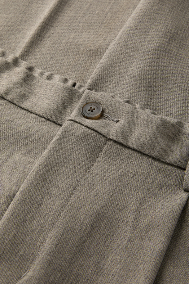 투톤 릴렉스 팬츠 (set-up)는 브라운과 베이지의 투톤 멜란지 컬러가 돋보이는 슬랙스입니다. 가을, 겨울 시즌에 적합하며, 릴랙스핏과 와이드 핏으로 편안한 착용감을 선사합니다. 뒷밴딩 처리와 원턱 디테일로 활동성을 높였으며, 포멀 캐주얼, 클래식, 미니멀 스타일을 즐기는 분들께 추천합니다. 출근룩, 비즈니스 캐주얼, 겨울 데일리룩 등 다양한 TPO에 활용 가능하며, 셋업으로도 연출할 수 있습니다. 스트레치 소재로 제작되어 편안함을 더했습니다.
