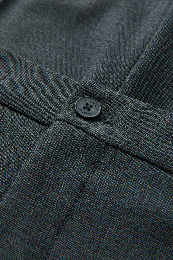 백 밴딩 데일리 팬츠 (set-up)는 포멀과 베이직 스타일을 아우르는 블랙 컬러의 슬랙스입니다. 힙부터 허벅지까지 여유 있는 슬림핏으로 편안한 착용감을 선사하며, 허리 뒷면 밴딩 디테일로 활동성을 높였습니다. 사계절 내내 활용 가능한 두께감과 매끄러운 촉감의 스판 소재로 제작되어, 오피스룩, 비즈니스 캐주얼, 모임룩 등 다양한 TPO에 맞춰 활용할 수 있습니다. 셋업(set-up)으로도 연출 가능하여 클래식, 미니멀, 시크한 스타일을 완성할 수 있습니다. 데일리룩부터 포멀한 자리까지 폭넓게 활용 가능한 실용적인 아이템입니다.
