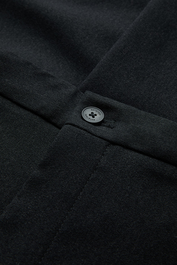 TRABEST(트라베스트) 데일리 팬츠 (set-up)는 베이직한 스타일의 간절기용 슬랙스입니다. 힙과 허벅지에 여유가 있어 편안하며, 밑단으로 갈수록 좁아지는 스트레이트 핏으로 제작되었습니다. 뒷면 허리 밴딩 처리로 활동성을 높였으며, 차콜 컬러의 무지 디자인으로 어떤 상의에도 잘 어울립니다. 출근룩, 오피스룩, 비즈니스 캐주얼 등 다양한 TPO에 활용 가능하며, 블레이저와 함께 셋업 스타일링도 연출할 수 있습니다. 클래식, 미니멀, 캐주얼 스타일을 선호하는 분들께 추천드립니다.
